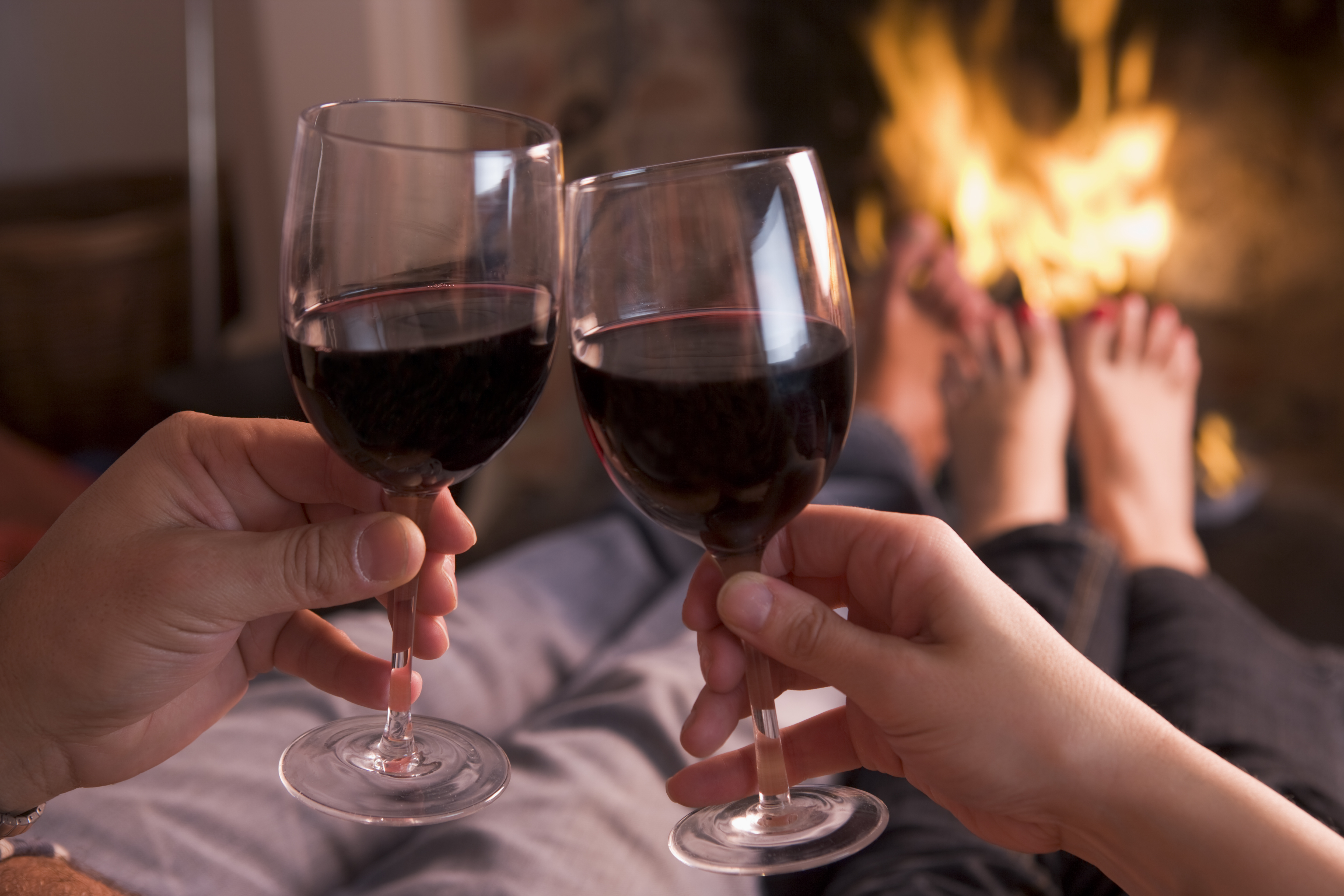 Вино помогает забыться. Рука с бокалом. Два бокала вина. Бокал с вином. Романтический ужин с вином.